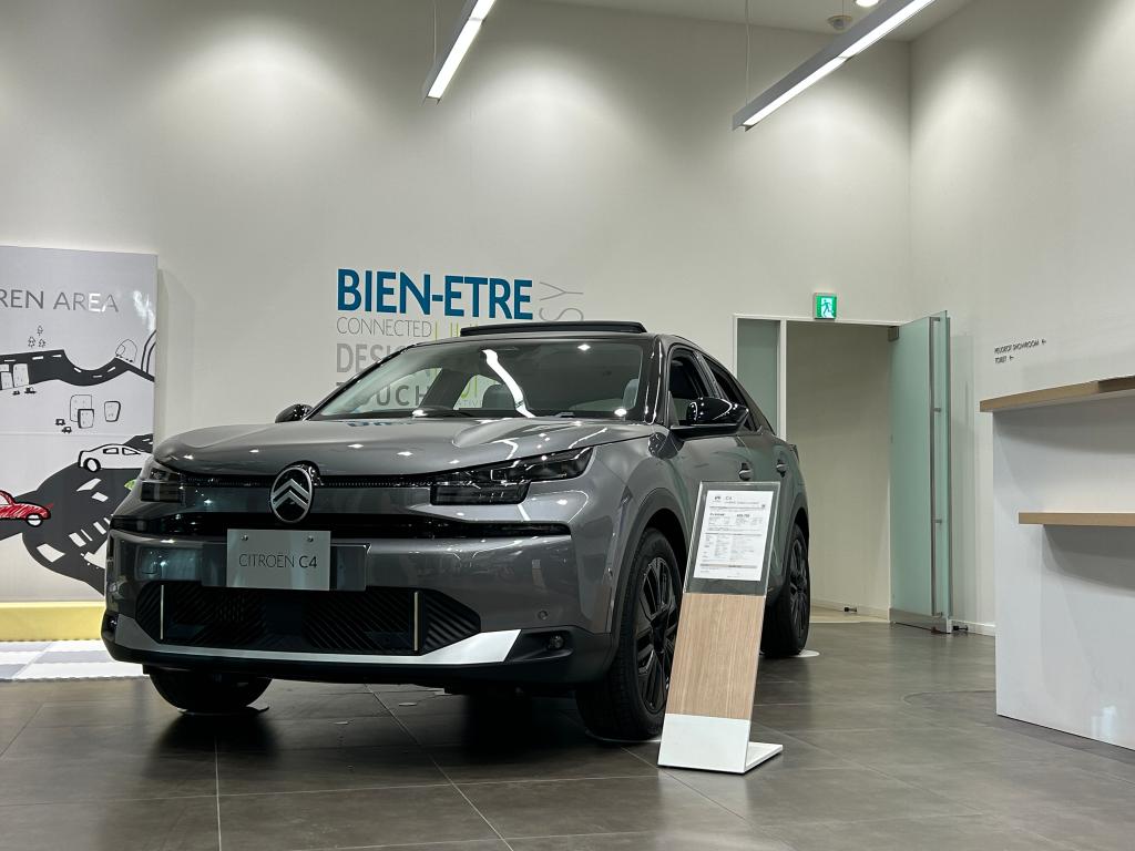 NEW C4 HYBRID Edition Lumiere展示中です！