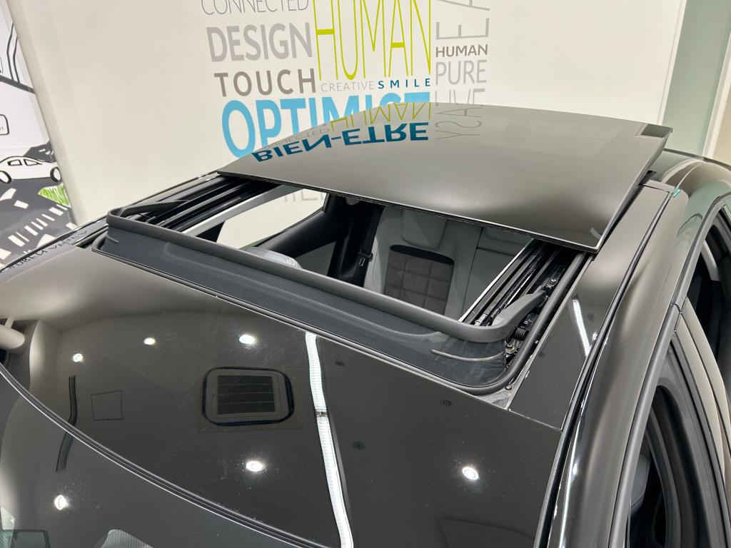 NEW C4 HYBRID Edition Lumiere展示中です！